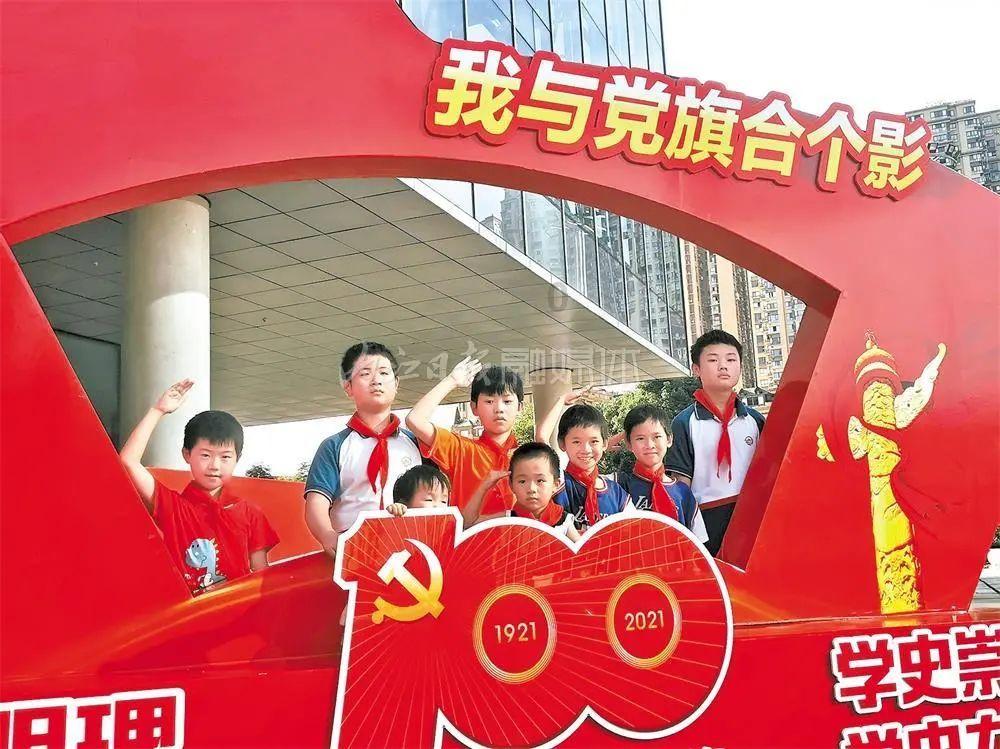 相亲对象只有周末才能约会？游戏画面