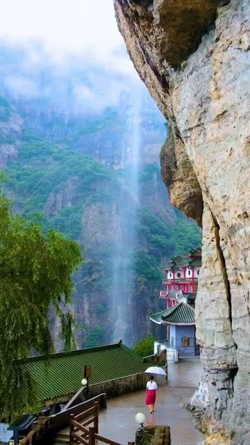 李宇春到底什么背景？平时不露面，一到大型晚会就是压轴